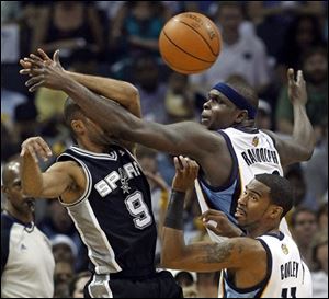 Spurs point guard Tony Parker (9) gets an arm in the face from Grizzlies forward Zach Randolph, top right, during the first half of Game 3.