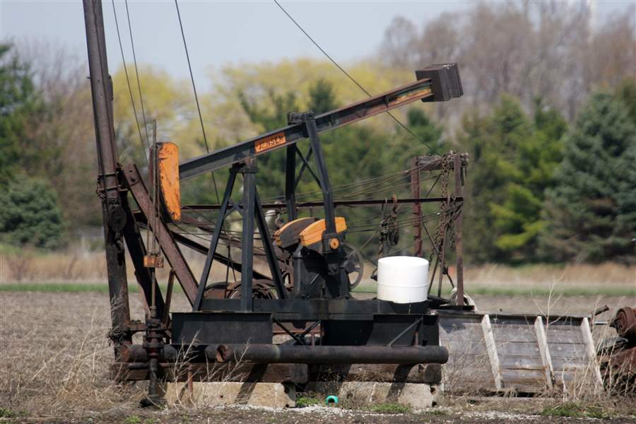 oil-pump-jack-bowling-green-lima-indiana-field