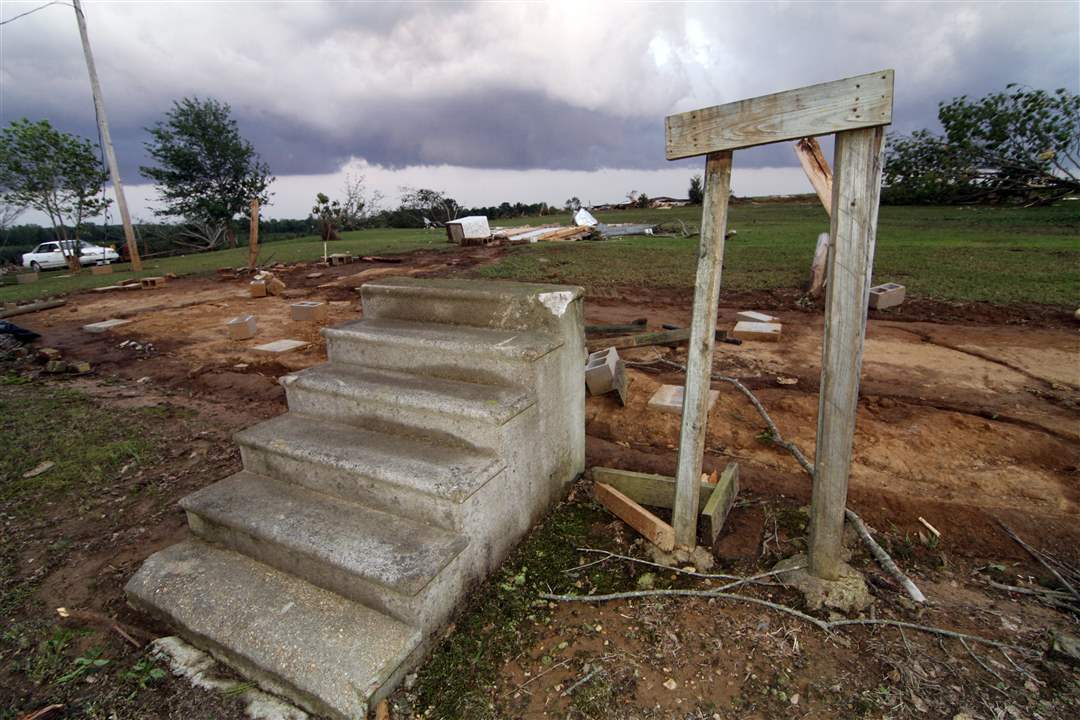 Southern-Storms-Preston-Mississippi-mobile-home-steps