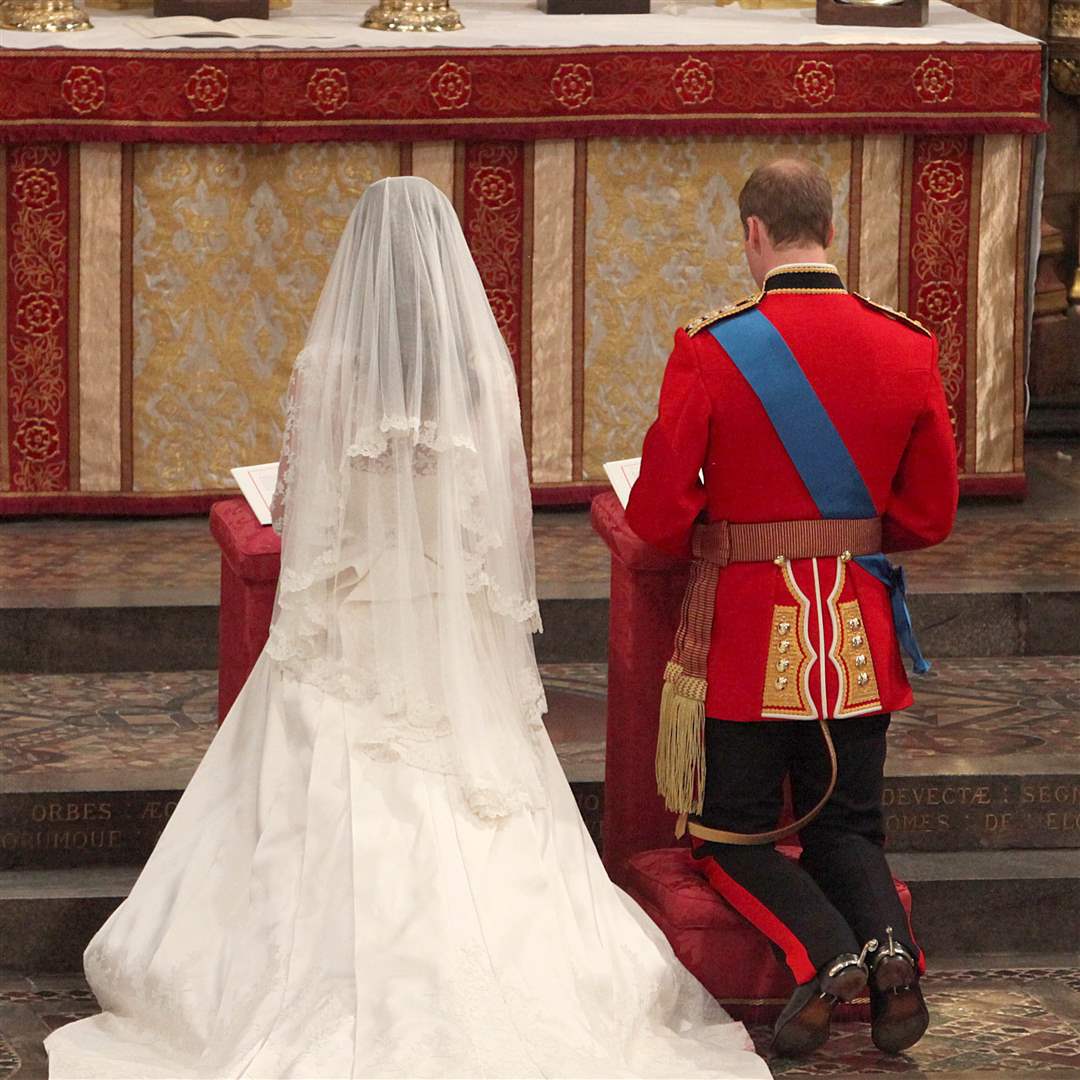 Royal-Wedding-Day-Kate-William-kneel-altar
