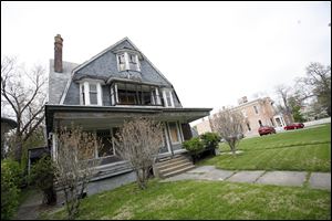 Aurora House wants to demolish the century-old cross-gabled Dutch colonial style that neighbors in the historic Vistula neighborhood say is the last of its kind. The nonprofit says it's beyond saving.