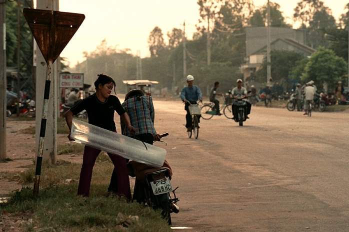 Ice-is-delivered-on-the-back-of-a-motorbike-in-Quang-Ngai-City