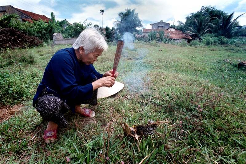 Tam-Hau-prays-at-the-unmarked-grave-of-her-uncle-Dao-Hue