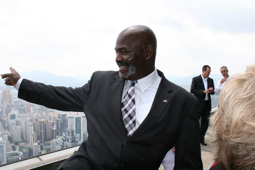 Mayor-Bell-in-China-4