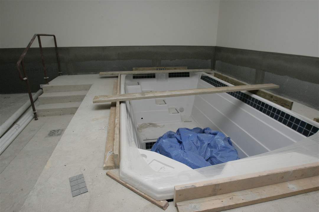 Stroh-Center-tub
