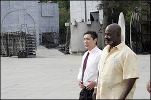 Zhang Guoqiang, director of Qinhuangdao's Foreign and Overseas Chinese Affairs Office, walks with Toledo Mayor Mike Bell through Qinhuangdao.