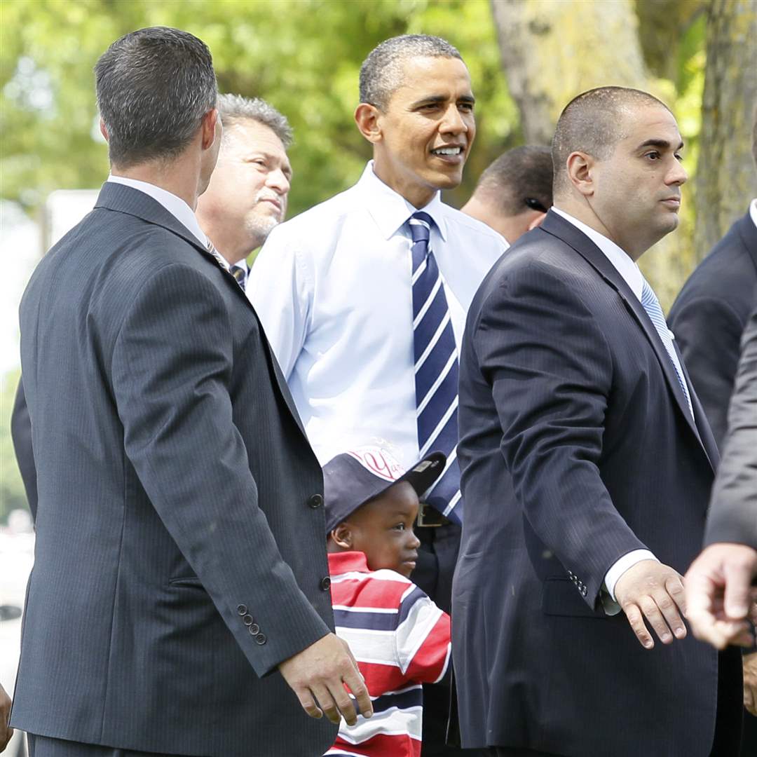President-Obama-hugs-young-child-on-Toledo-visit