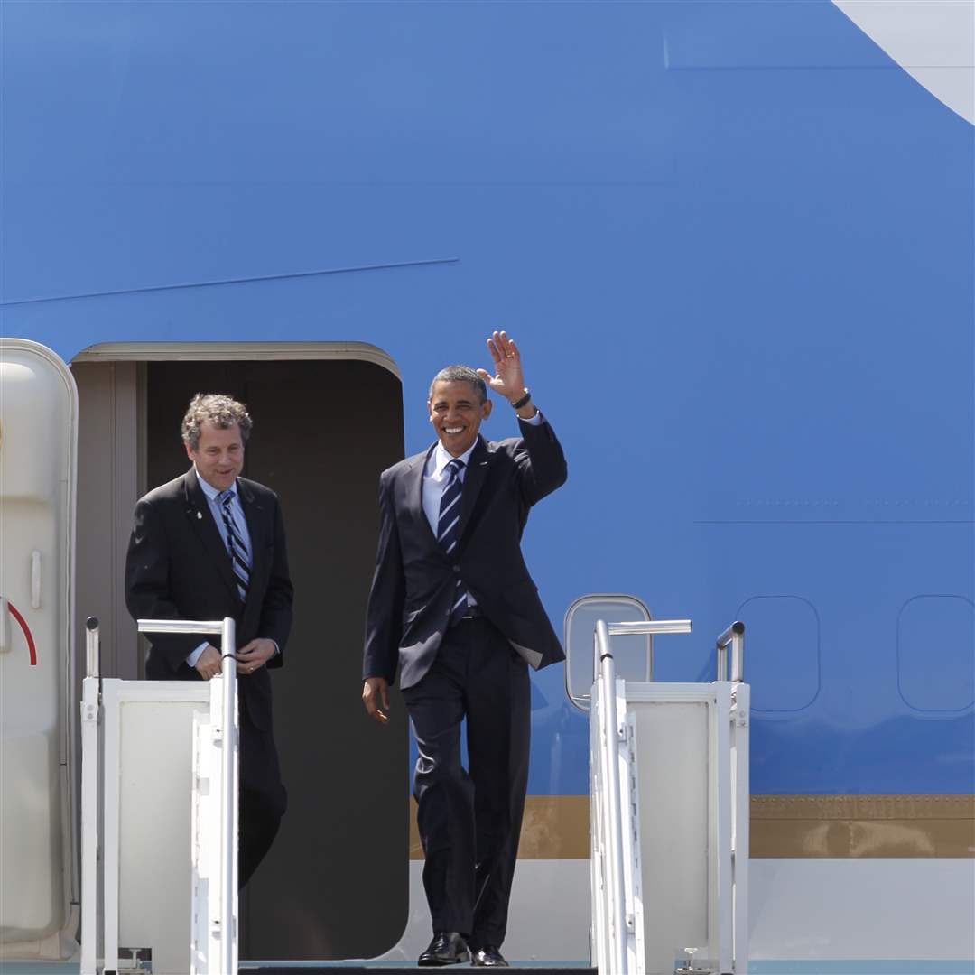 president-obama-and-sherrod-brown-leaving-air-force-one