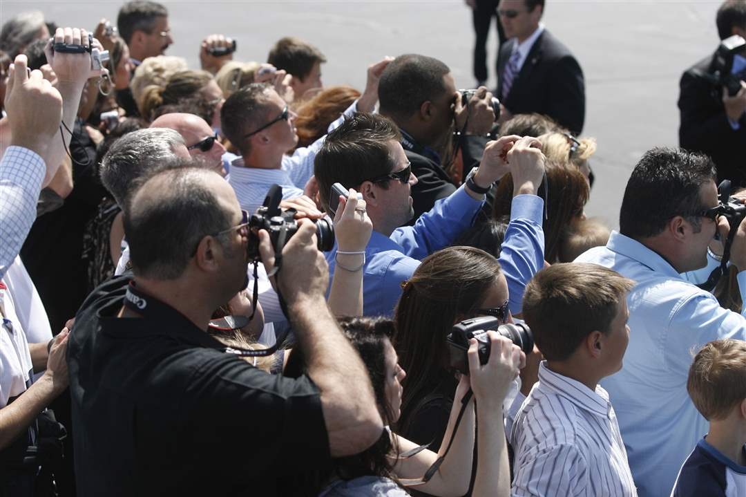 Crowd-photographing-arrival-of-President-Obama