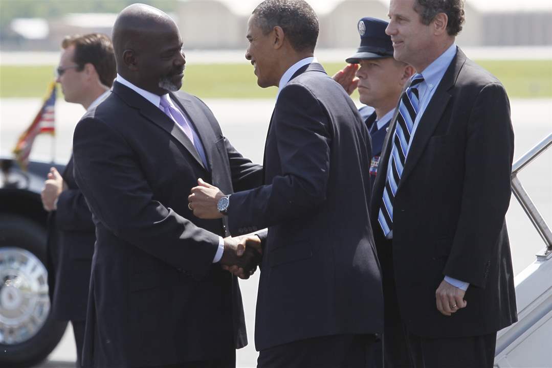 Mayor-Bell-greeting-President-Obama