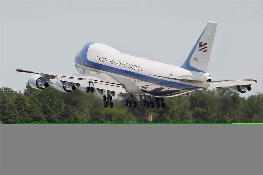 Obama-taking-off-from-TEA-tarmac-and-leaving-Toledo