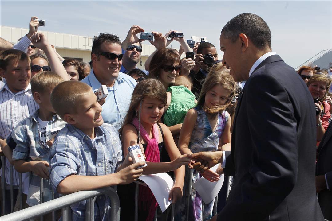President-Obama-meeting-with-children-in-the-crowd-of-75
