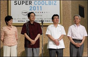 Former environment ministers, from left, Yuriko Koike, Tetsuo Saito, and Sakihito Ozawa join current Environment Minister Ryu Matsumoto, right, at a Super Cool Biz fashion show in Tokyo. With Japan limiting air conditioning, the government is encouraging light, airy, and casual attire for the office.