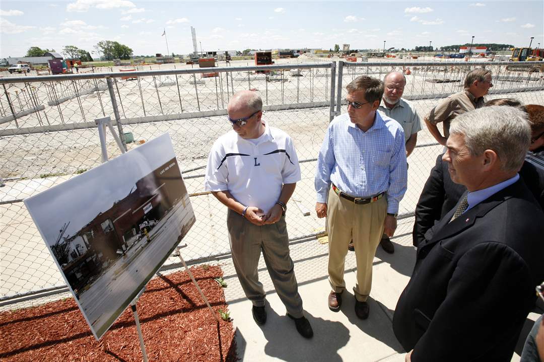 Governor-Kasich-visiting-the-site-of-the-new