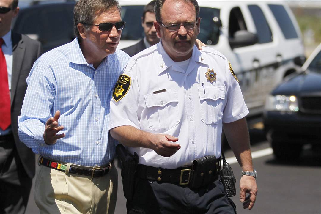 Police-Chief-Mark-Hummer-and-Governor-Kasich