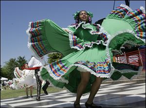 Aaronica Bivins of Floklorica Imagenes Mexicanos performs in 2007 at Latino Fest.