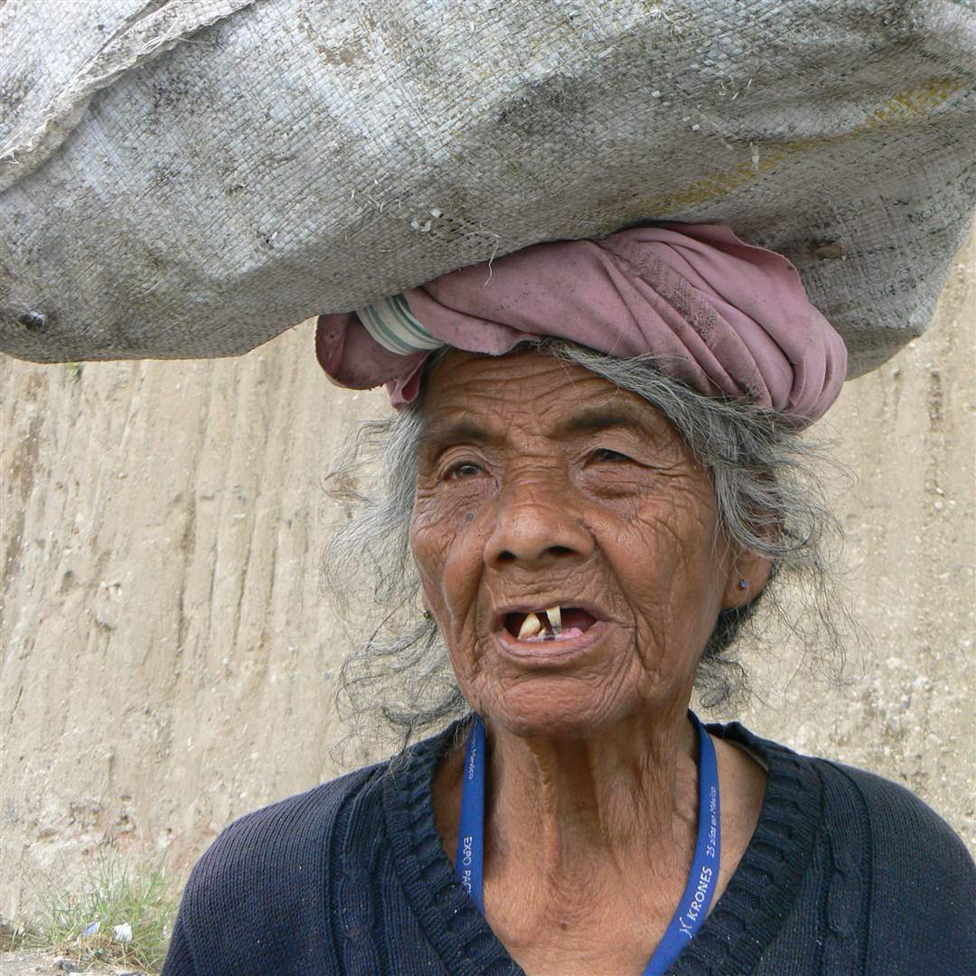 Guatemala-dump-old-woman