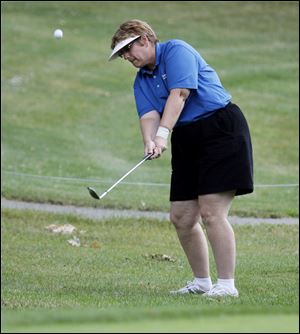 Sally Robinson hits an approach shot to No. 11.