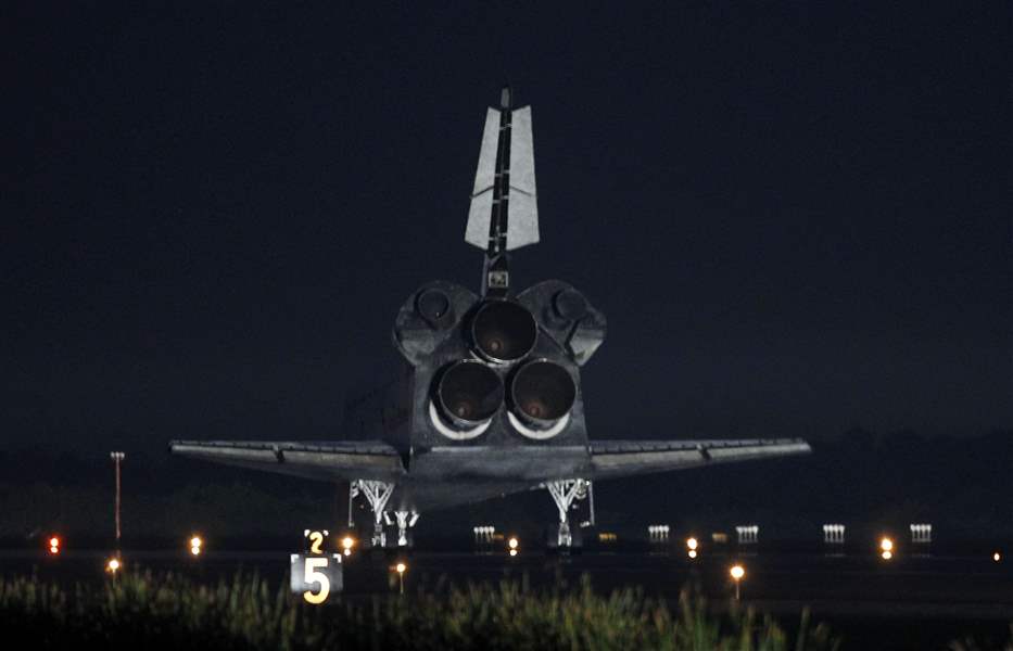 Space-Shuttle-Atlantis-landing-strip