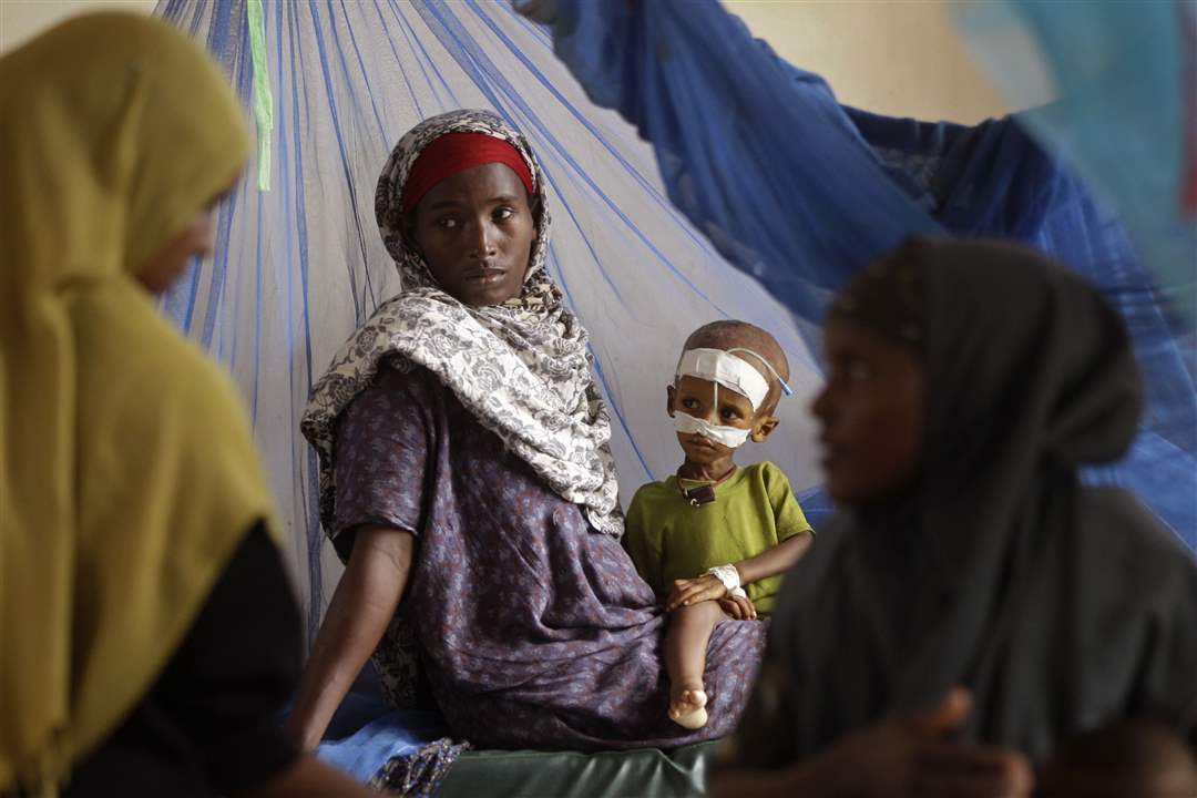 Dadaab-Kenya-hospital-woman-child-treatment