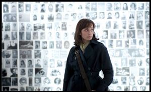 Scott Thomas plays American jou...