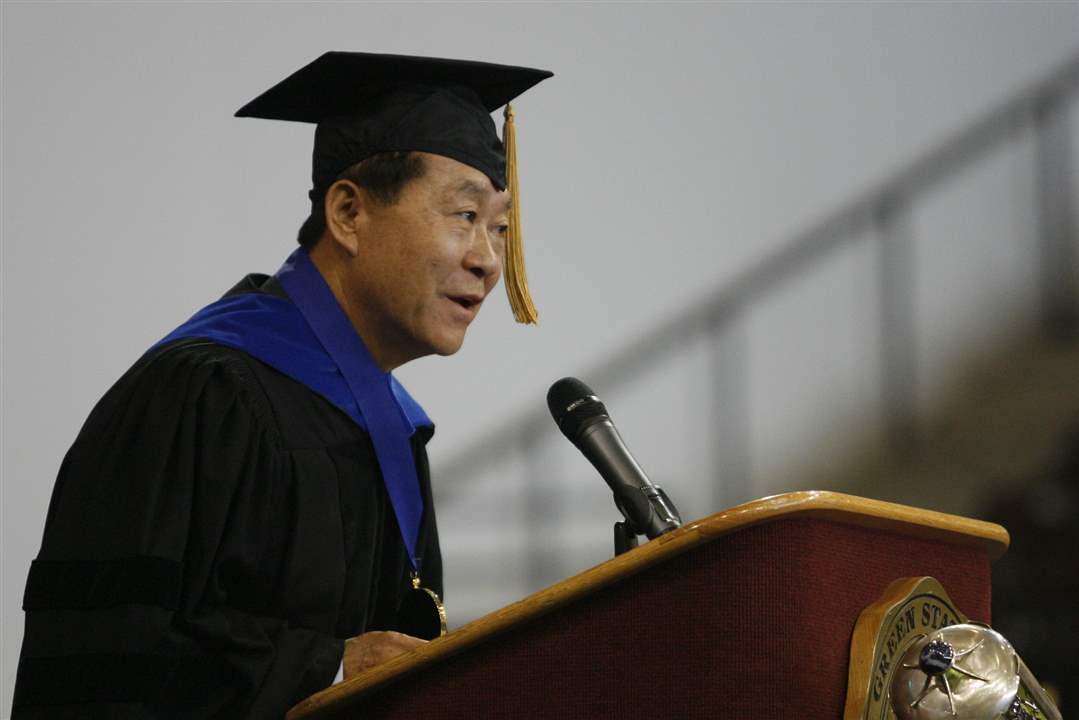 Dr-Jong-Pil-Lee-delivers-commencement-speech