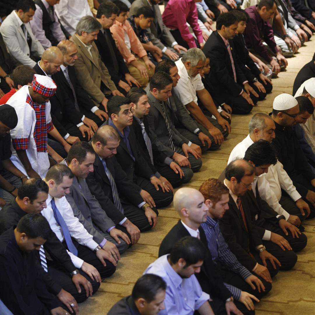 Eid-al-Fitr-Masjid-Saad-kneeling