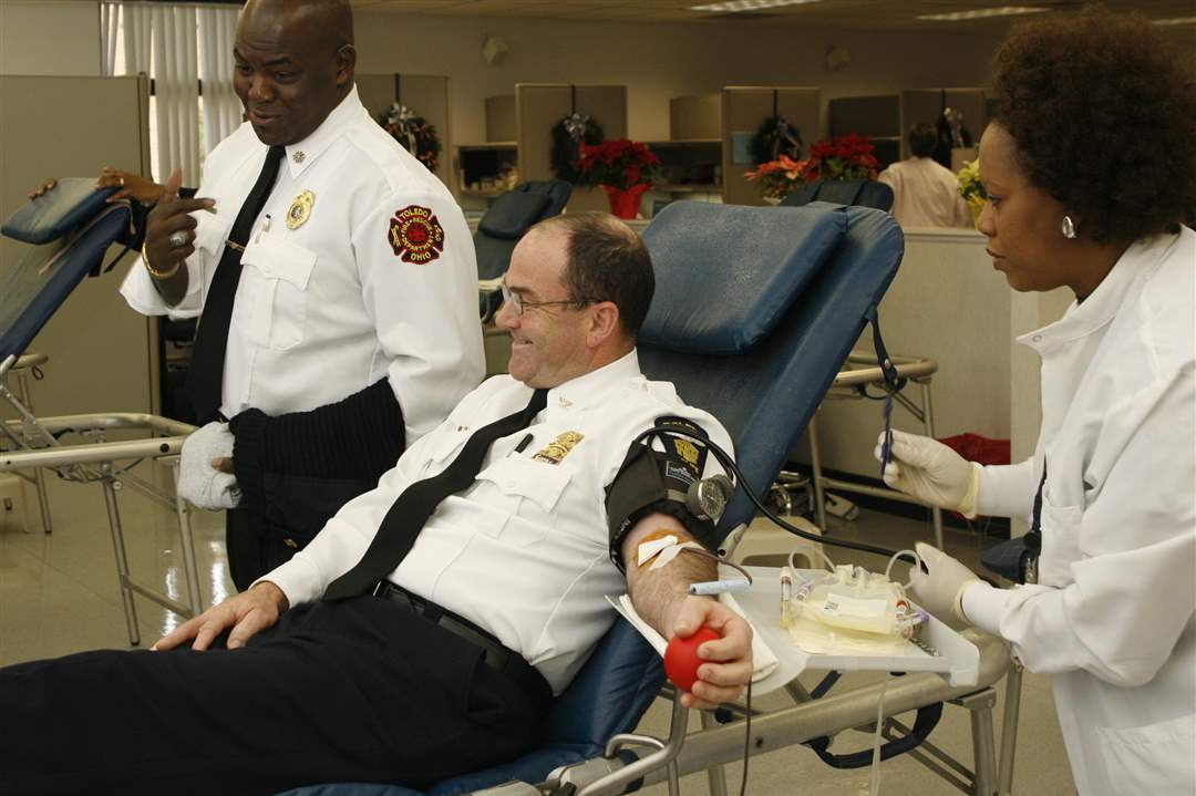 Chief-Navarre-Mike-Bell-blood-donation