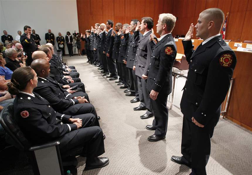 Toledo-Fire-and-Rescue-Department-battalion-chief-Dave-Dauer-swears-in-officers