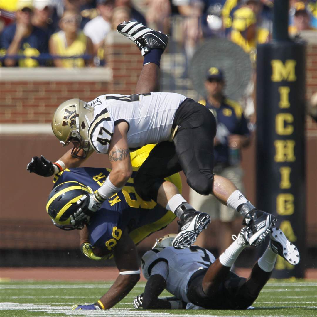 Michigan-Kevin-Koger-hit-by-Western-Michigan-players