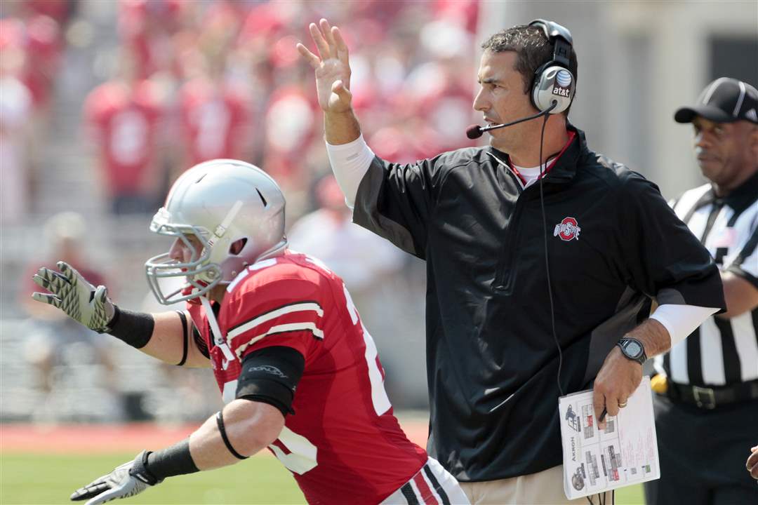 Luke-Fickell-shouts-instructions-in-first-quarter