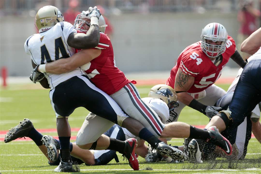 Ohio-State-Andrew-Sweat-tackles-Akron-Jawson-Chisholm