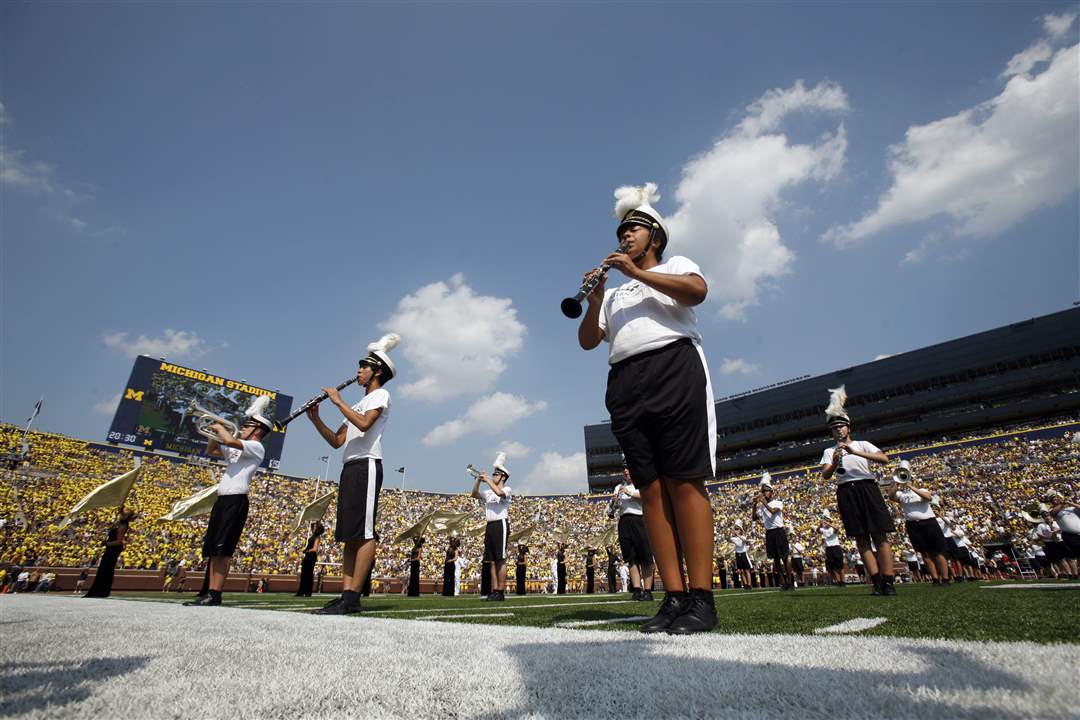 Western-Michigan-band-plays-in-shorts-and-t-shirts