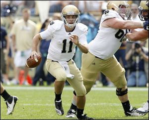 Notre Dame quarterback Tommy Rees (11) plays in the NCAA football game between Notre Dame and Pittsburgh.