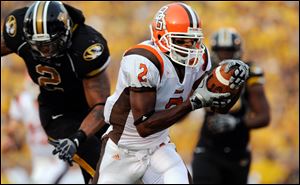 Bowling Green's Ray Hutson, right, slips past Missouri's Brian Coulter, left, as he scores a touchdown Saturday, Sept. 12, 2009.