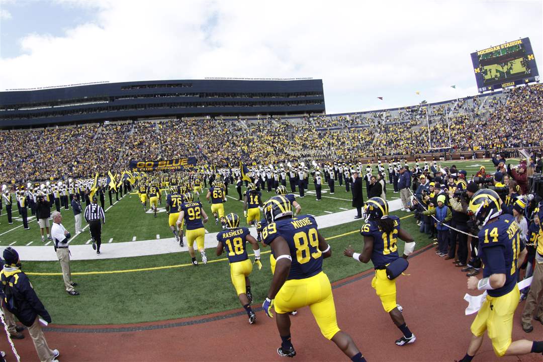 Michigan-Wolverines-take-the-field-against-Minnesota
