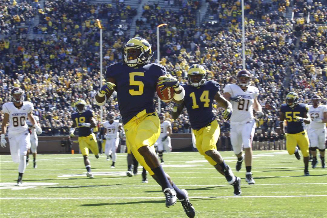 Michigan-player-Courtney-Average-returns-a-fumble-for-a-TD
