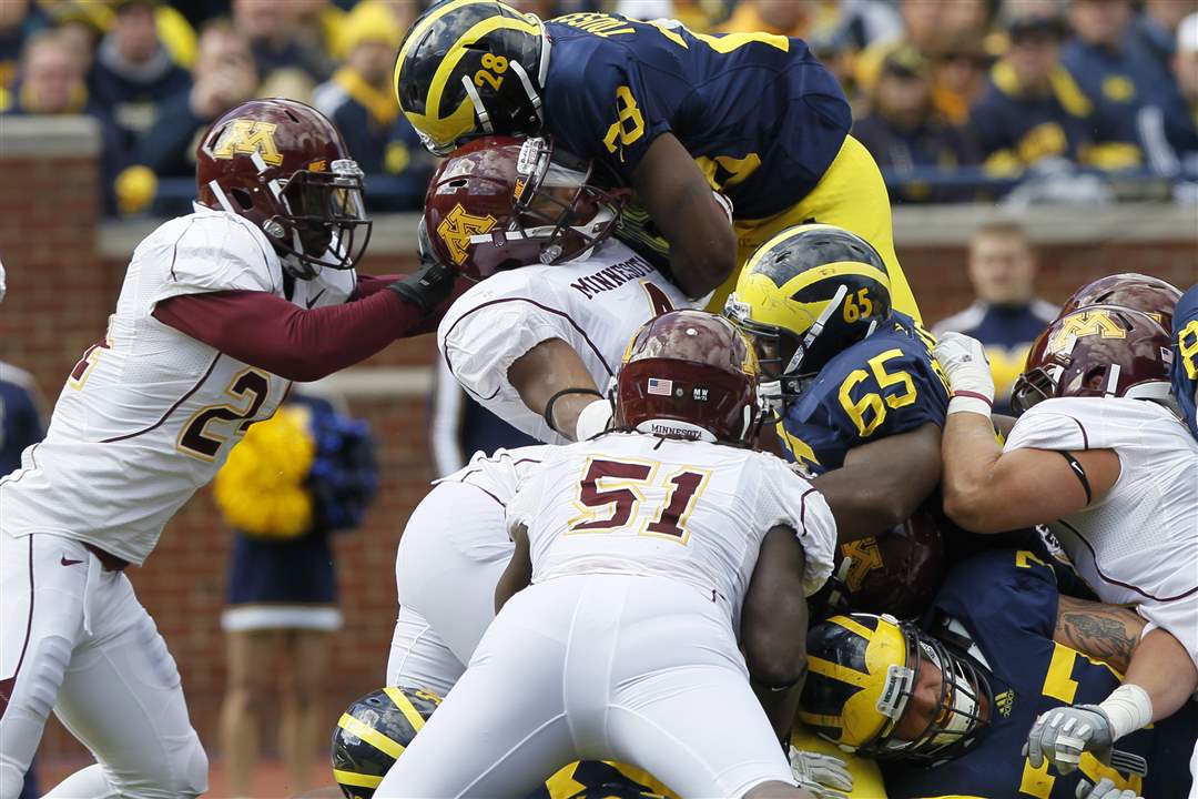 Michigan-player-Fitzgerald-Toussaint-dives-for-a-TD