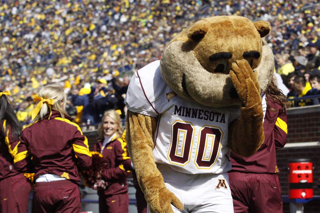 Minnesota-Mascot-Goldy-Gopher-turns-away