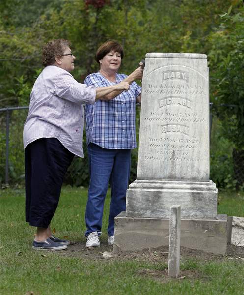 Volunteers-restoring-old-cemetery