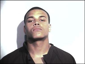 Damien O. McIntosh, a former UT football player, arrested for assaulting his girlfriend.