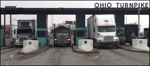 A  line of trucks exit the Ohio Turnpike at I-280.