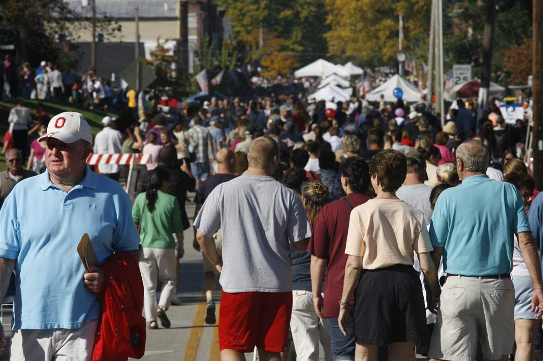 Apple-Butter-crowd