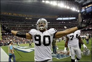 ASSOCIATED PRESSOakland defensive tackle Desmond Bryant (90) celebrates the Raiders' 25-20 victory over the Houston Texans yesterday. The win came one day after owner Al Davis died.