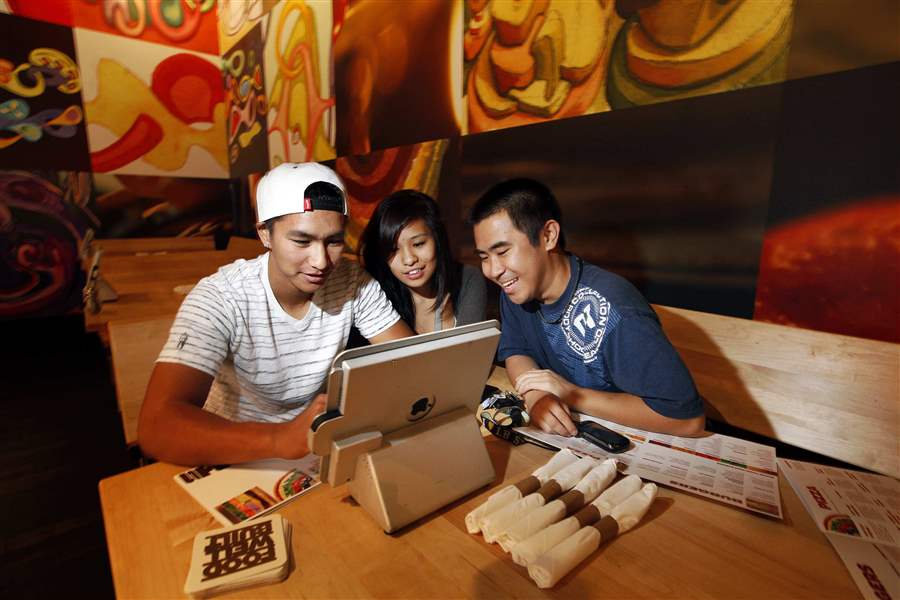 Restaurants-try-devices-that-can-do-staff-s-work