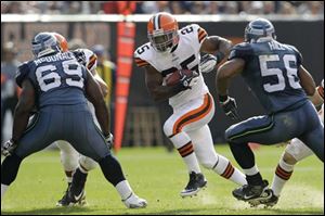The Browns' Chris Ogbonnaya, center, runs the ball against the Seattle Seahawks in the third quarter.