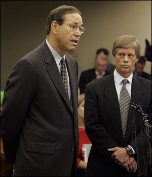 Gov. Bob Taft speaks to the court after being ordered to pay a $4,000 fine and send an apology to all Ohio media and state employees.