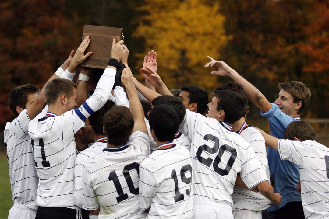 St-John-s-players-hold-their-plaque-up-high