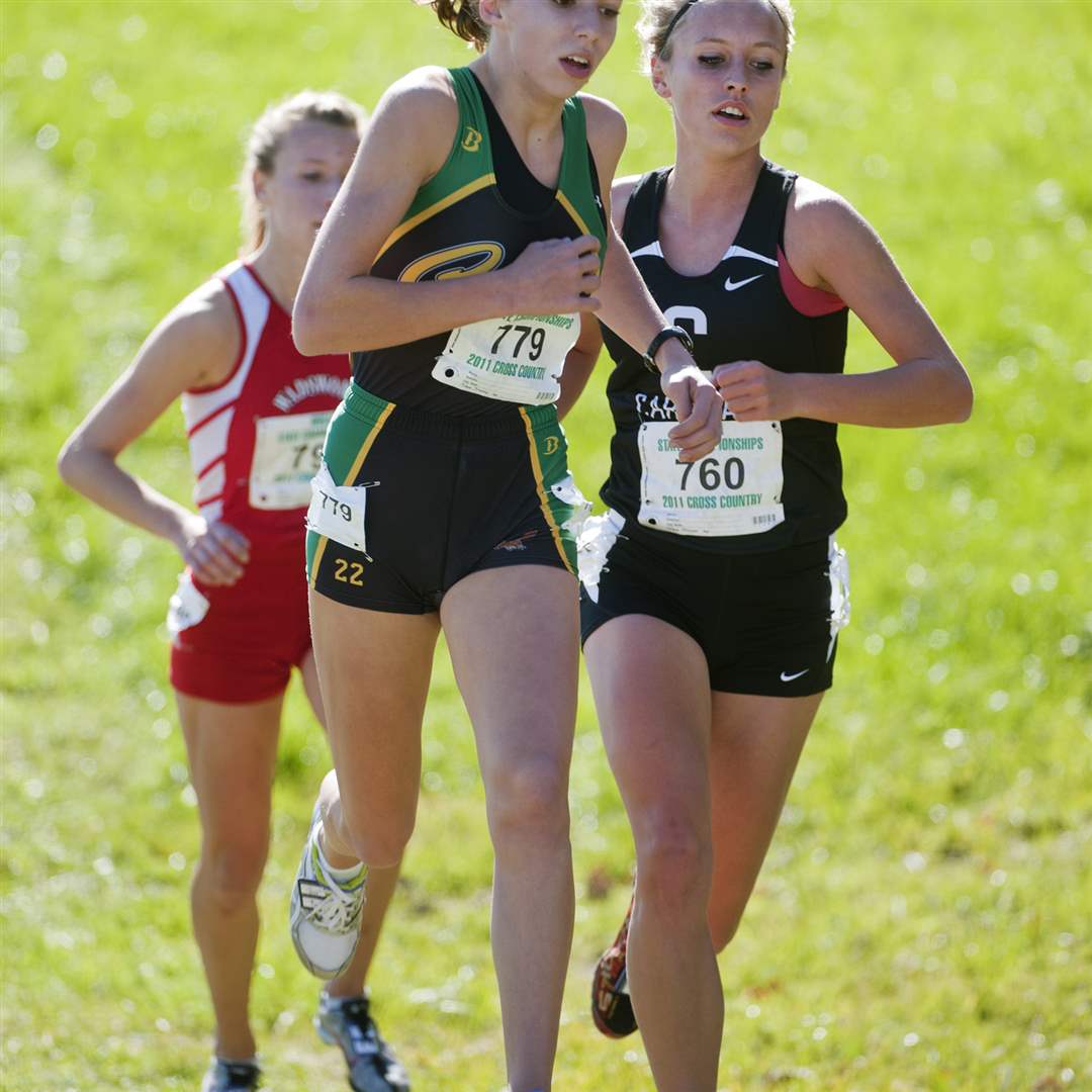 Clay-High-School-runner-Erin-Gyurke-edges-Cincinnati-Colerain-s-Kristen-Seiler