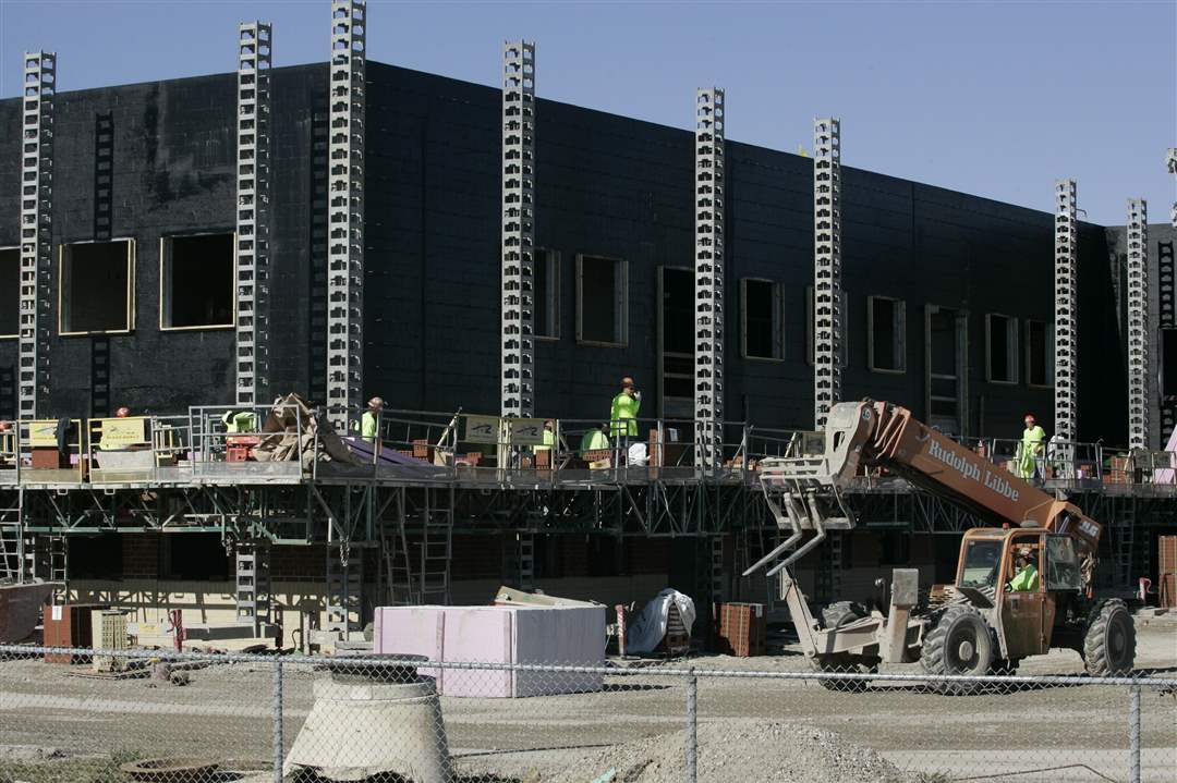 Workers-construct-the-new-Lake-High-School